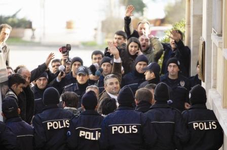 جانب من اعتصام الصحفيين في تركيا تضامنا مع زملائهم المتهمين أمس